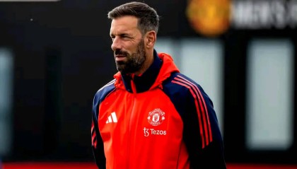 幸亏曼联没扶正他！莱斯特城近14轮13负，倒数第二，范尼直逼鲁尼